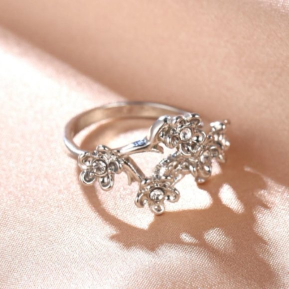 4/$12 Women’s Rhinestone & Flower Decor Size 8 Ring - Picture 3 of 7